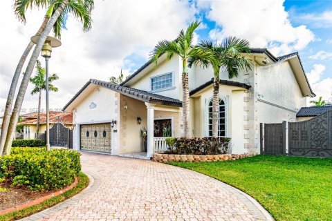 Casa en venta en Hialeah Gardens, Florida, 4 dormitorios, 361.58 m2 № 1984000 - foto 4