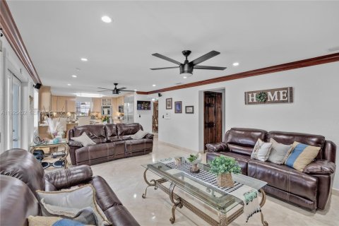 Casa en venta en Hialeah Gardens, Florida, 4 dormitorios, 361.58 m2 № 1984000 - foto 12