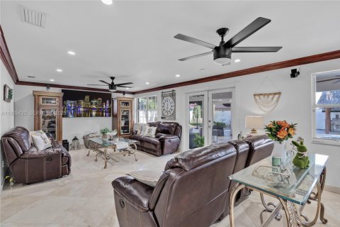 Casa en venta en Hialeah Gardens, Florida, 4 dormitorios, 361.58 m2 № 1984000 - foto 11