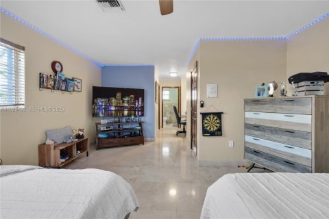 Casa en venta en Hialeah Gardens, Florida, 4 dormitorios, 361.58 m2 № 1984000 - foto 27