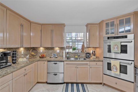 Casa en venta en Hialeah Gardens, Florida, 4 dormitorios, 361.58 m2 № 1984000 - foto 15