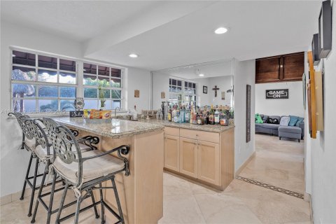 Casa en venta en Hialeah Gardens, Florida, 4 dormitorios, 361.58 m2 № 1984000 - foto 19