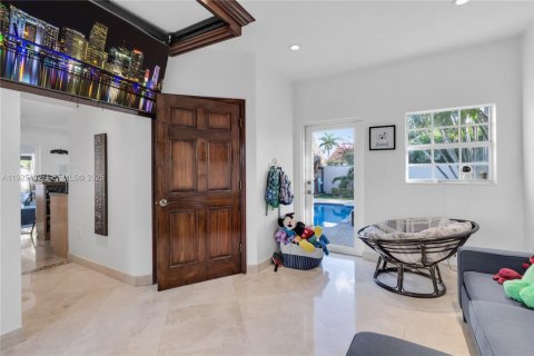 Casa en venta en Hialeah Gardens, Florida, 4 dormitorios, 361.58 m2 № 1984000 - foto 23