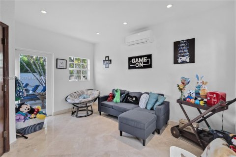 Casa en venta en Hialeah Gardens, Florida, 4 dormitorios, 361.58 m2 № 1984000 - foto 20