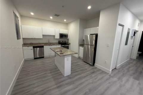 Apartment in Hialeah, Florida 2 bedrooms, 1819.49 sq.m. № 2046544 - photo 2