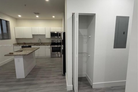 Apartment in Hialeah, Florida 2 bedrooms, 1819.49 sq.m. № 2046544 - photo 4