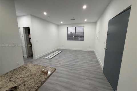 Apartment in Hialeah, Florida 2 bedrooms, 1819.49 sq.m. № 2046544