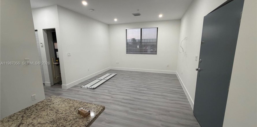 Apartment in Hialeah, Florida 2 bedrooms, 1819.49 sq.m. № 2046544