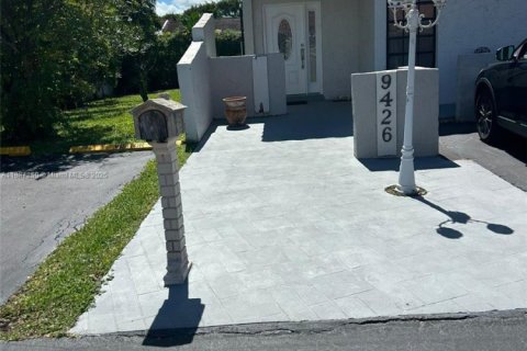 House in Miami, Florida 3 bedrooms, 106.28 sq.m. № 1938784 - photo 10