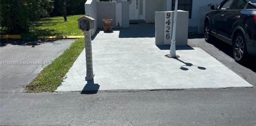House in Miami, Florida 3 bedrooms, 106.28 sq.m. № 1938784