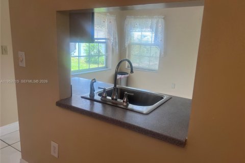 Casa en alquiler en Hialeah, Florida, 2 dormitorios, 96.99 m2 № 2008575 - foto 11