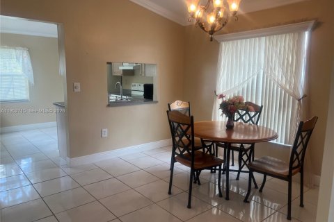 Casa en alquiler en Hialeah, Florida, 2 dormitorios, 96.99 m2 № 2008575 - foto 10