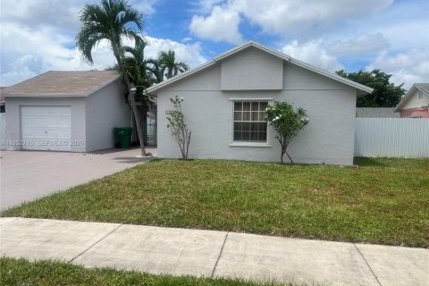 Casa en alquiler en Hialeah, Florida, 2 dormitorios, 96.99 m2 № 2008575 - foto 2