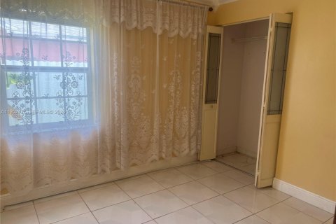 Casa en alquiler en Hialeah, Florida, 2 dormitorios, 96.99 m2 № 2008575 - foto 17
