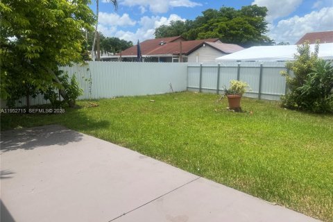 Casa en alquiler en Hialeah, Florida, 2 dormitorios, 96.99 m2 № 2008575 - foto 29