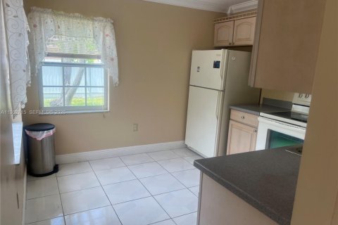Casa en alquiler en Hialeah, Florida, 2 dormitorios, 96.99 m2 № 2008575 - foto 12