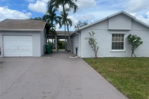 Casa en alquiler en Hialeah, Florida, 2 dormitorios, 96.99 m2 № 2008575 - foto 3