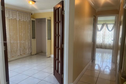 Casa en alquiler en Hialeah, Florida, 2 dormitorios, 96.99 m2 № 2008575 - foto 16