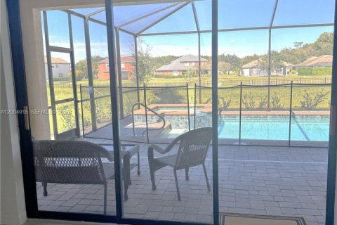 House in Fort Myers, Florida 4 bedrooms, 194.35 sq.m. № 2068836