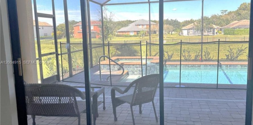 House in Fort Myers, Florida 4 bedrooms, 194.35 sq.m. № 2068836