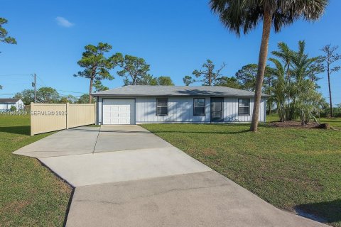 House in St. Lucie, Florida 3 bedrooms, 112.97 sq.m. № 2001441