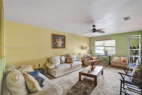 Купить коммерческую недвижимость в Корал-Спрингс, Флорида 367.52м2, № 1956056 - фото 7