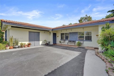 Купить коммерческую недвижимость в Корал-Спрингс, Флорида 367.52м2, № 1956056 - фото 2