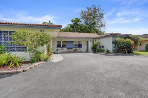 Купить коммерческую недвижимость в Корал-Спрингс, Флорида 367.52м2, № 1956056 - фото 3