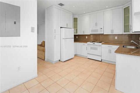 Купить таунхаус в Холливуд, Флорида 2 спальни, 130.43м2, № 2032850 - фото 12