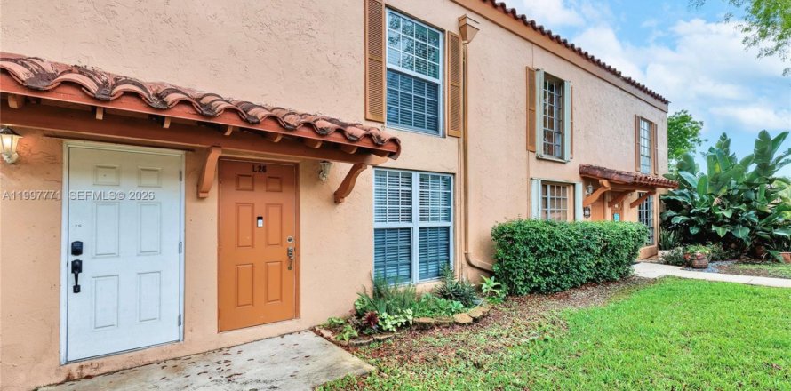 Townhouse in Miami Lakes, Florida 2 bedrooms, 107.4 sq.m. № 2060480