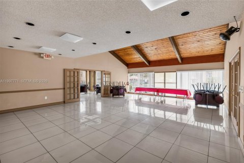 Townhouse in Miami Lakes, Florida 2 bedrooms, 107.4 sq.m. № 2060480 - photo 22