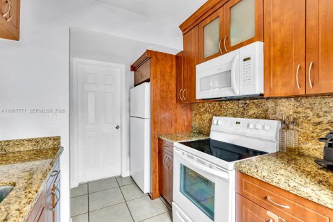 Townhouse in Miami Lakes, Florida 2 bedrooms, 107.4 sq.m. № 2060480 - photo 13