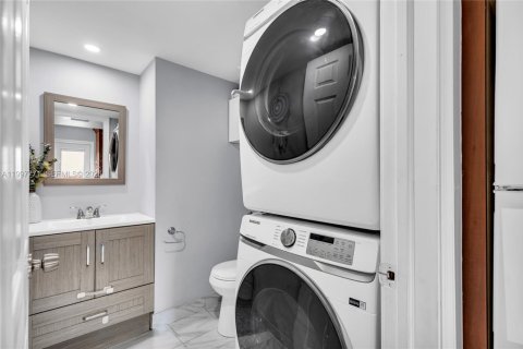 Townhouse in Miami Lakes, Florida 2 bedrooms, 107.4 sq.m. № 2060480 - photo 19
