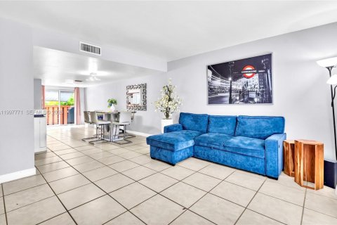 Townhouse in Miami Lakes, Florida 2 bedrooms, 107.4 sq.m. № 2060480 - photo 2
