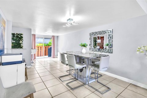 Townhouse in Miami Lakes, Florida 2 bedrooms, 107.4 sq.m. № 2060480 - photo 11