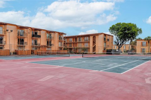 Townhouse in Miami Lakes, Florida 2 bedrooms, 107.4 sq.m. № 2060480 - photo 9