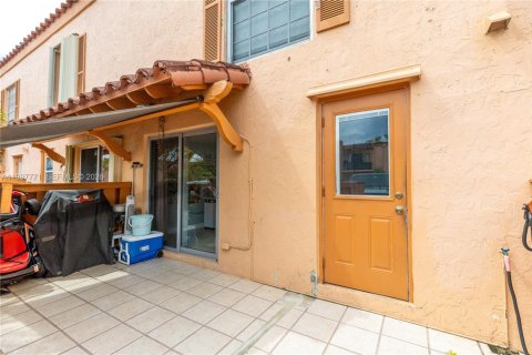 Townhouse in Miami Lakes, Florida 2 bedrooms, 107.4 sq.m. № 2060480 - photo 16