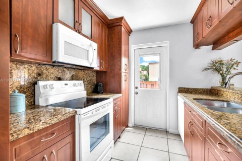 Townhouse in Miami Lakes, Florida 2 bedrooms, 107.4 sq.m. № 2060480 - photo 4