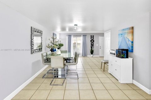 Townhouse in Miami Lakes, Florida 2 bedrooms, 107.4 sq.m. № 2060480 - photo 5