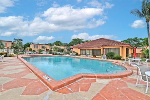 Townhouse in Miami Lakes, Florida 2 bedrooms, 107.4 sq.m. № 2060480 - photo 8