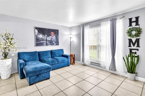Townhouse in Miami Lakes, Florida 2 bedrooms, 107.4 sq.m. № 2060480 - photo 10