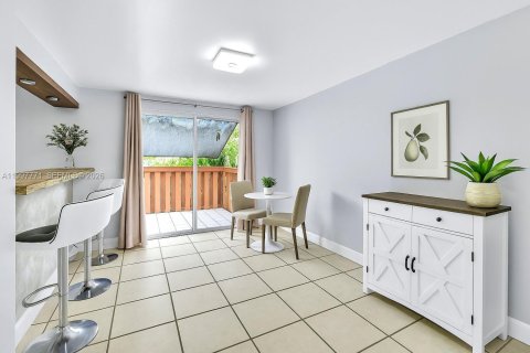 Townhouse in Miami Lakes, Florida 2 bedrooms, 107.4 sq.m. № 2060480 - photo 14