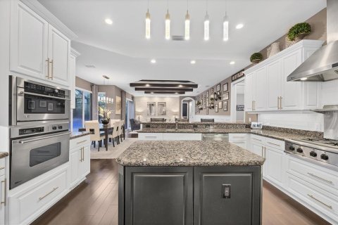 House in Lakewood Ranch, Florida 5 bedrooms, 522.48 sq.m. № 1915555 - photo 9