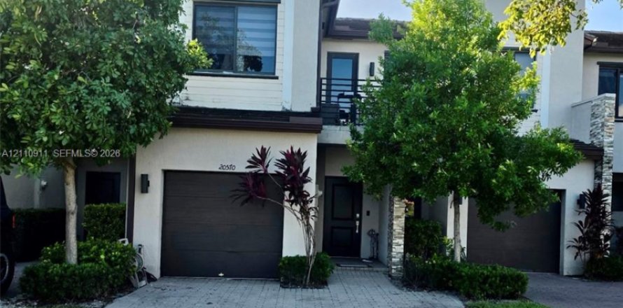 Adosado en Miami, Florida 3 dormitorios, 158.31 m2 № 2428338