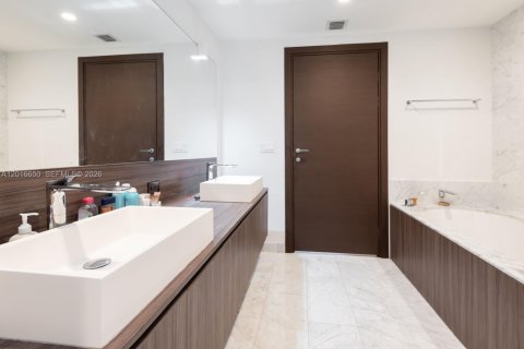 Condominio en venta en Miami, Florida, 1 dormitorio, 77.02 m2 № 2168619 - foto 17