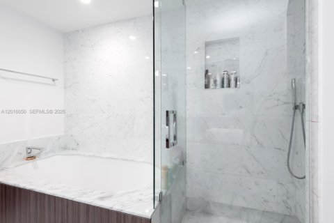 Condominio en venta en Miami, Florida, 1 dormitorio, 77.02 m2 № 2168619 - foto 18