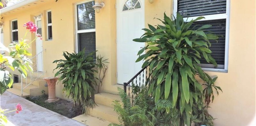 House in Hollywood, Florida 2 bedrooms, 143.07 sq.m. № 2083929
