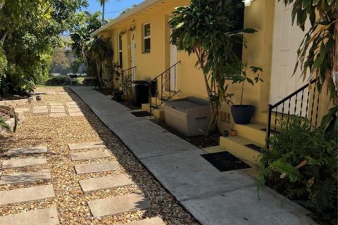 House in Hollywood, Florida 2 bedrooms, 143.07 sq.m. № 2083929 - photo 3