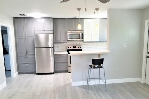 House in Hollywood, Florida 2 bedrooms, 143.07 sq.m. № 2083929 - photo 5