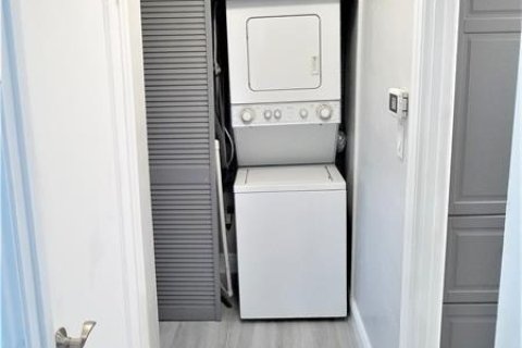 House in Hollywood, Florida 2 bedrooms, 143.07 sq.m. № 2083929 - photo 7